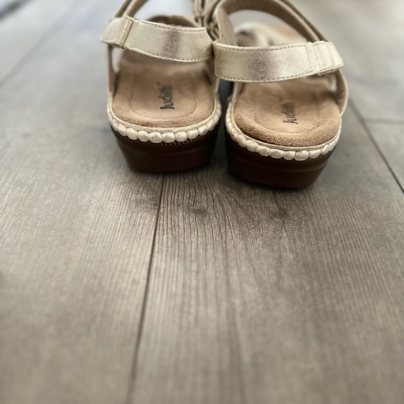 Judith REID Metallic Gold Strappy Sandals Comfort Metallic Golden sz 9 Hook Loop - Picture 10 of 16